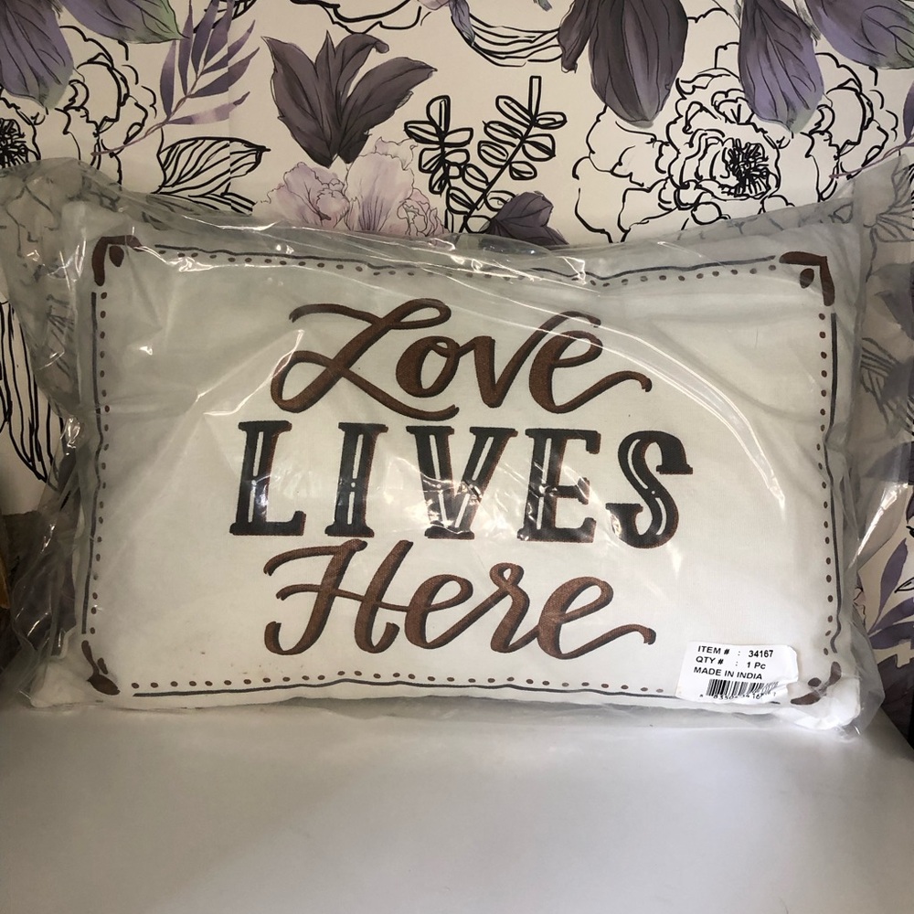 Primitives by Kathy Decorative throw pillow Love lives here New Brown